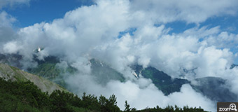 yukimaru／愛知県稲沢市　「夏山」　どんどん下から雲が湧き上がって山々を隠してしまい残念でしたが、雲も美しいなと撮った一枚です。　本当は雲が切れるのを待って顔を出した山を撮ろうと構えていたのですが、なかなか叶わず、代わりに綺麗な雲が撮れました。
