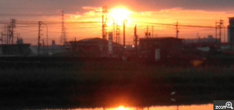 さくらもち／愛知県刈谷市　「休耕田に映る朝日」　9月に入り日の出時刻が遅くなってきました。気温が少し下がり散歩を再開した日、水鏡に映る朝日を撮影しました。　朝日と休耕田の間に線路があるので、電車が通過する時に撮影するとよかったかもしれません。
