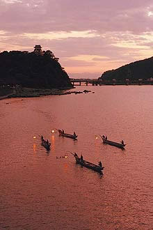 鵜舟で上流に上るとき、真っ赤に染まる夕焼けが本当にきれいなんです。