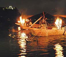 犬山の夏の風物詩・鵜飼。水面に鵜舟の篝火が幻想的に浮かび上がる。