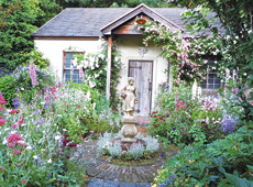 美しいバラが印象的なコテージガーデン（左）とローズガーデン（右）の初夏の景色（花遊庭園内）