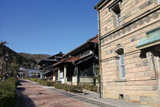 明治時代の建物が移築されたレンガ通り。手前から札幌電話交換局、安田銀行会津支店、京都中井酒造