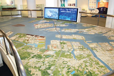 ジオラマでは正面のモニターとMAP上のガイドランプで詳細に名古屋港を知ることができる。