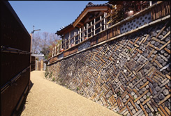 窯道具を積み上げて作った塀が続く窯垣の小径。周辺には窯元・ギャラリーも多い