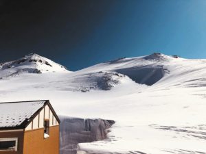 ５４０センチの積雪が確認されている立山室堂平＝立山黒部アルペンルートで（同アルペンルート提供）