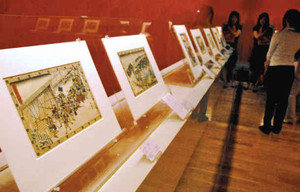「忠臣蔵」の討ち入り場面を描いた作品などが展示された企画展＝恵那市で