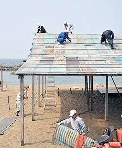 海水浴シーズンを前に着々と建設が進む浜茶屋＝坂井市の浜地海水浴場で