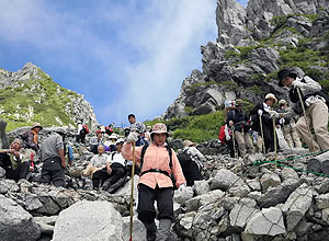 すれ違う登山客でいっぱいの登山道＝中央アルプス宝剣岳登山道で