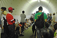ギャラリー、ボランティアはトンネルに非難。