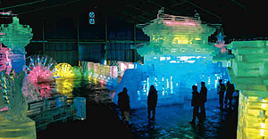 蛍光灯や発光ダイオードで浮かぶ氷の芸術「氷燈祭」