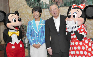 ディズニーの仲間たちに囲まれ笑顔を見せる神田知事（右から２人目）＝県公館で