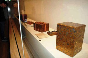 江戸の将軍家に仕えていた蒔絵師の作品とされる貴重な「菊唐草蒔絵重箱」（右）＝福井市立郷土歴史博物館で