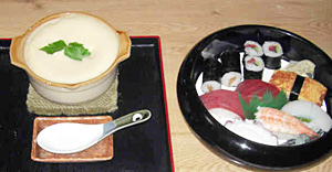 山梨屋寿司店の「ふわふわ丼」（左）