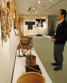 明治―昭和時代に使われた民具が並ぶ＝いずれも滑川市博物館で