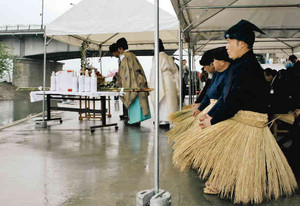 雨の中、鵜匠らが参加して行われた安全祈願祭＝岐阜市の長良川河川敷で
