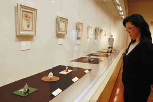 絵と人形で源氏物語の世界を表現した展示会＝越前市の武生公会堂記念館で