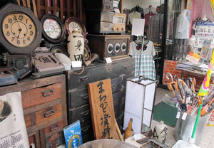 時計やタンス、ラジオ…。寺周辺には、店頭で昔懐かしい品々を披露している店もある