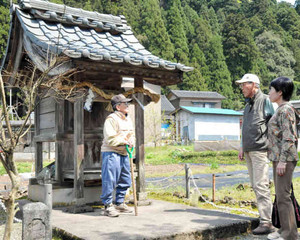 「あけっつぁま」を守り続けてきた土井内儀太夫さん（左）＝福井市東大味町の明智神社で
