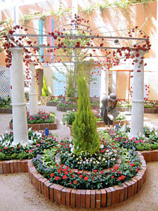 ベルサイユ宮殿の離宮をイメージしたバラの花壇＝砺波市チューリップ四季彩館で