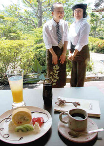 日本庭園を見ながらコーヒーなどを楽しめる和風カフェ＝尾鷲市天満浦の天満荘で