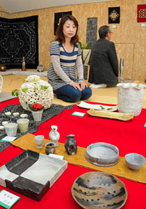 会場に並ぶ落ち着きのある陶芸品の数々＝富山市のギャラリーけやきで
