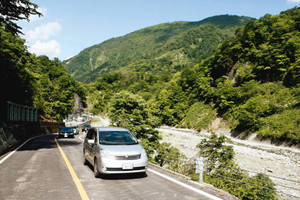 石川県側が部分開通し、ドライブを楽しむ人たちでにぎわう白山スーパー林道＝白山市で