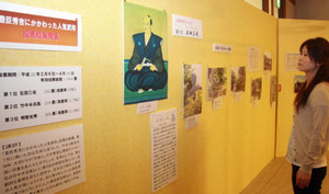 人気武将ゆかりの地の写真パネルなどが並ぶ展示＝長浜市の曳山博物館で