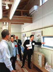 エコハウスモデル住宅の２階部分を視察する鈴木康友市長（右）ら＝いずれも浜松市西区大平台で