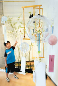 涼しげな風鈴が並び初夏の風が感じられる企画展＝富山ガラス工房で