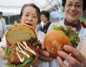 伊賀牛と県産豚肉を使ったハンバーグが売りの「伊賀忍者バーガー」＝名張市赤目町長坂の忍者の森で