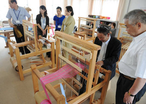 初心者や子ども向けに新たに設置した簡易織機＝鯖江市繊維会館の石田縞手織りセンターで