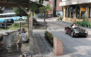 足湯のある宇奈月温泉街を走る電気自動車