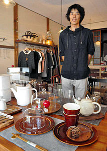 食器や衣料品などを販売する「歩らり」を開店した堂下和也さん＝七尾市一本杉町で