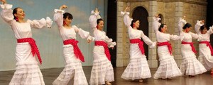 横一列に並んで踊るオルキデアスの皆さん＝志摩市の志摩スペイン村で