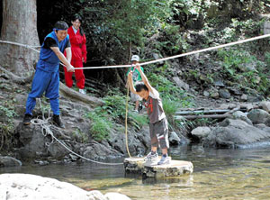 ロープを補助にして川を渡る「水ぐもの術」
