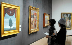 初公開されたマグリットの油絵「星座」（左）に見入る女性ら＝小牧市小牧のメナード美術館で