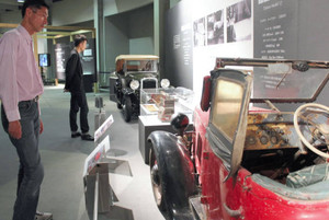 レストアされた車や貴重なエンジンが並ぶ会場＝長久手町長湫のトヨタ博物館で