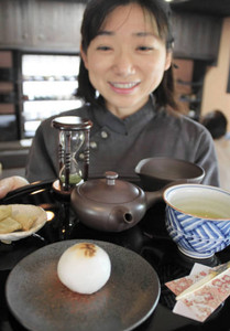 香りの良い地元産の新茶を使ったまんじゅう＝松阪市飯南町粥見の「深緑茶房」で