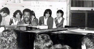 もっきりやが開いた初のライブで演奏するピアニストのレイ・ブライアントさん＝１９７６年（平賀さん提供）