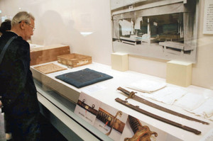 ロシア皇太子を襲ったサーベル（手前）など、大津事件を伝える展示品＝大津市歴史博物館で