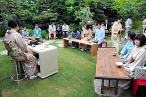 庭園でオープン記念に開かれたチャリティー茶会＝いずれも富山市奥田新町で