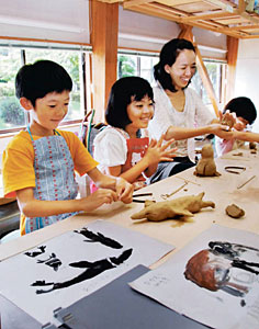 粘土で動物の人形作りに取り組む子どもたち＝能美市九谷焼陶芸館で