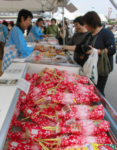 納豆など特産品を買い求める来場者たち＝彦根市野瀬町のひこね市文化プラザ駐車場で