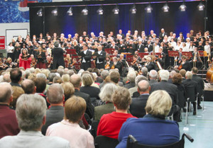 豊橋市民らも参加して開かれた第九合唱コンサート＝ドイツ・ノイルッピンで（弓削雅人撮影）