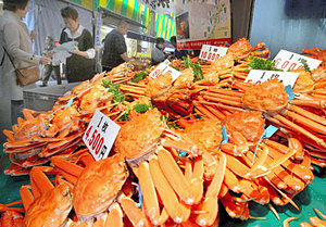 漁が解禁され、店頭にずらりと並ぶズワイガニ＝金沢市の近江町市場で
