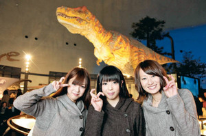 結成された「恐竜ガールズ」の（左から）水上なつきさん、黒田恵利香さん、長谷川恵理さん＝勝山市の県立恐竜博物館で