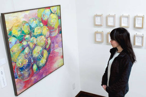 大賞に選ばれた日本画「むくむく」を鑑賞する来場者＝磐田市のギャラリー「パッション２」で