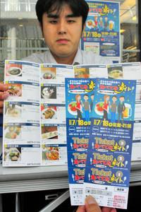 「食べてみナイト」前売りチケット特設売り場。多くの参加を呼び掛けている＝福井市中央１で