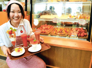 トマトを使ったジュースやスイーツを楽しめるカフェ＝伊賀市西湯舟の「伊賀の里モクモク手づくりファーム」で