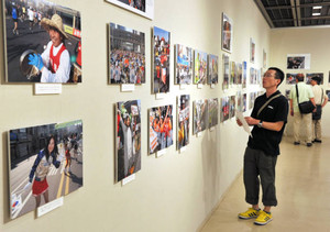マラソンのレース中に撮影した写真が並ぶ会場＝名古屋市中区の市民ギャラリー栄で